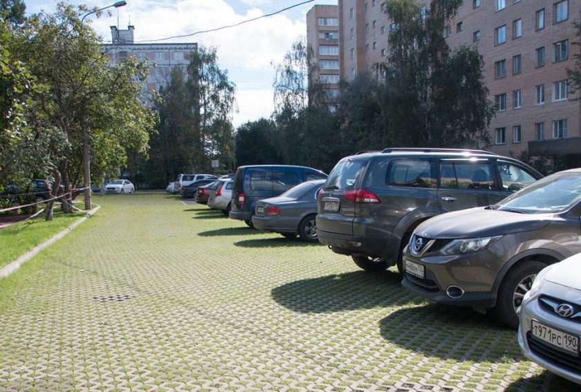 В микрорайоне Губайлово создано 400 дополнительных парковочных мест за счет обустройства экопарковок