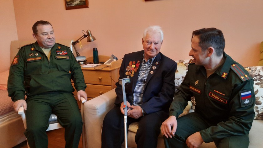Красногорского ветерана поздравили с предстоящим юбилеем