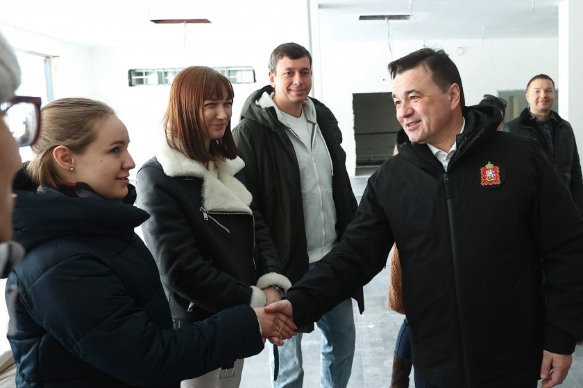 Губернатор Андрей Воробьев посетил стройплощадку школы в Красногорске