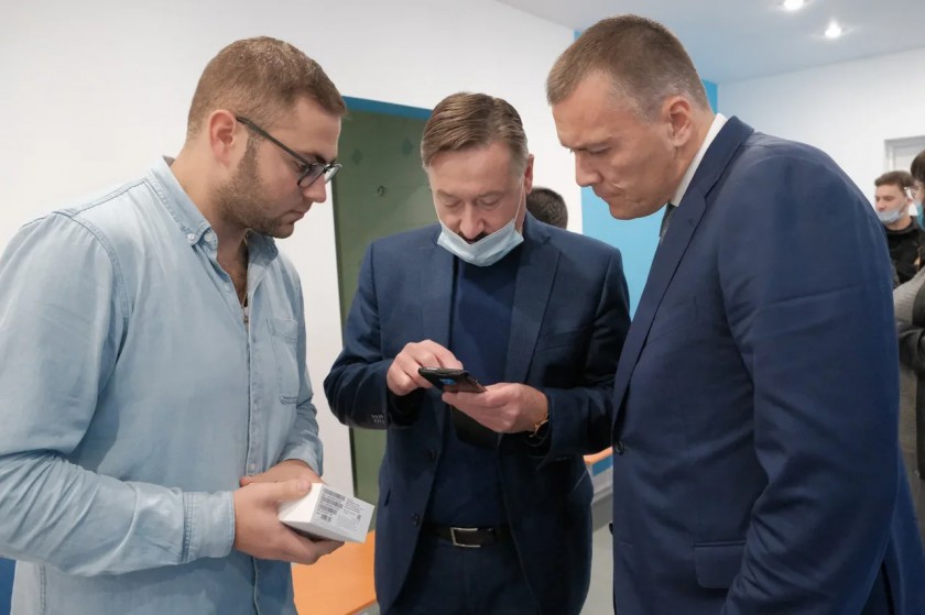 10 смартфонов получили преподаватели «Активного долголетия» от красногорского депутата