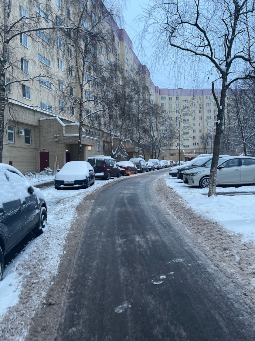 Коммунальные службы Красногорска чистят дороги от снега