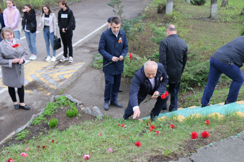 Корзины с цветами возложили к мемориалам в Нахабино в преддверии 9 мая