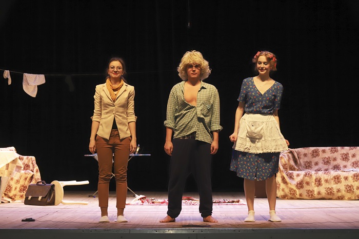16 июня  в Доме культуры «Луч» прошёл спектакль - комедия «Любите друг друга» Молодёжного театра «След».