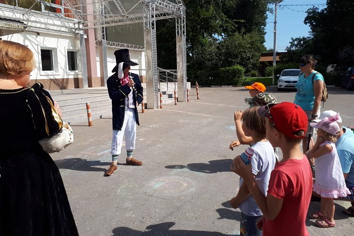 В рамках проведения мероприятий «Праздник выходного дня», на площади Дома культуры «Луч» 26 августа состоялась интерактивная программа для детей «Кругосветное путешествие»
