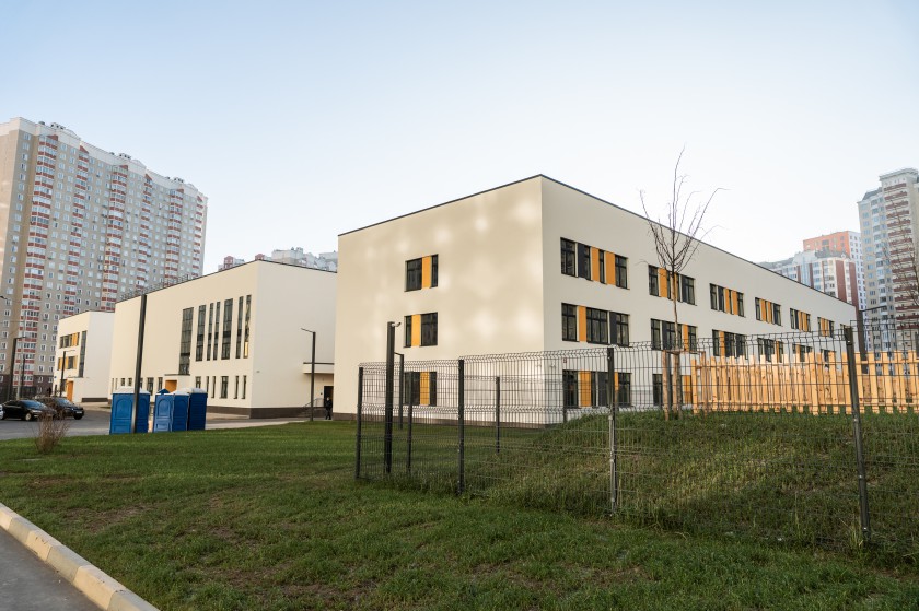 Заканчивается  строительство детского сада и школы в Путилкове