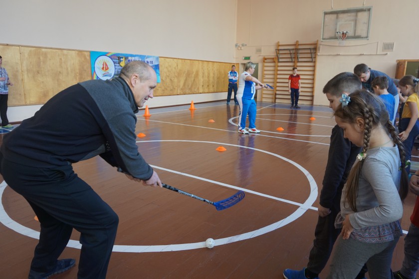 Мастер-классы по хоккею с мячом проходят в школах Красногорска