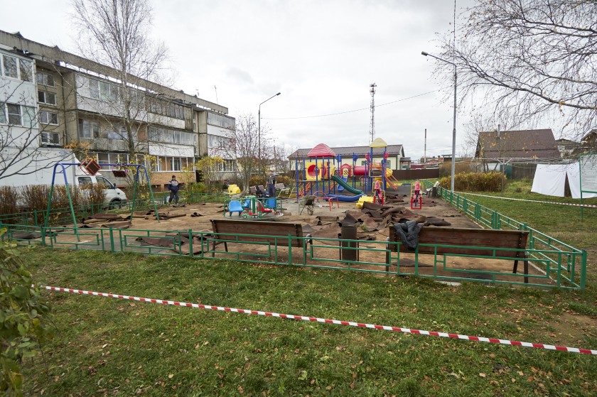 На детской площадке в деревне Козино появится новое покрытие