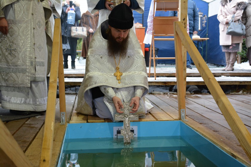 Жители Красногорска дали старт крещенским купаниям