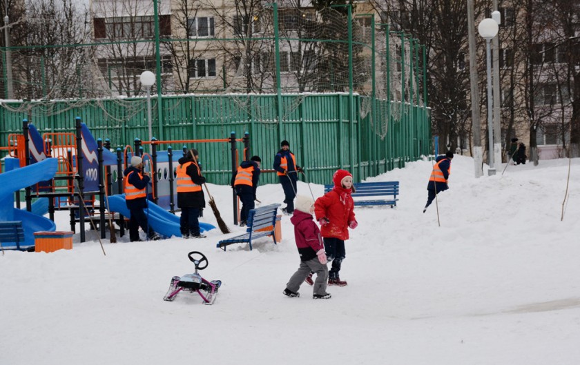Пешеходные зоны и детские площадки после снегопада расчищают в Красногорске (видео)