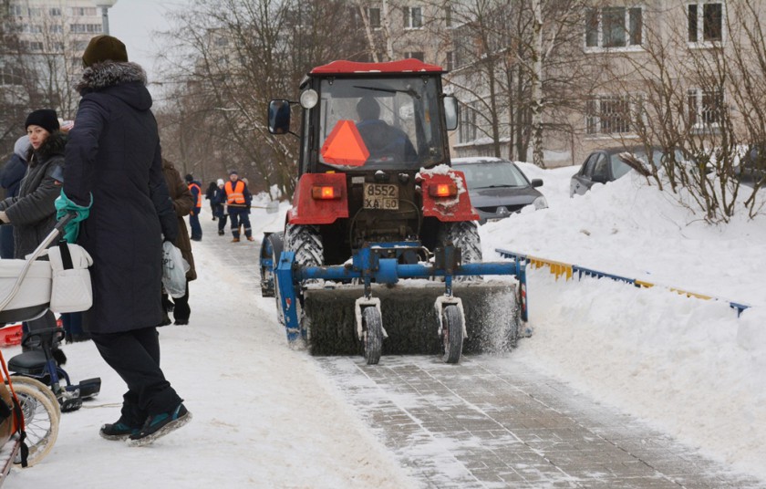 Пешеходные зоны и детские площадки после снегопада расчищают в Красногорске (видео)