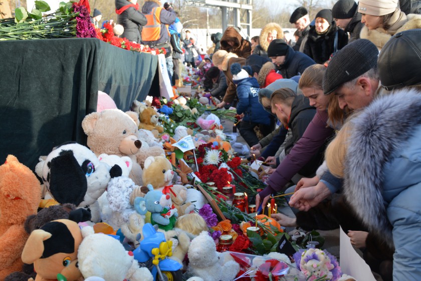 Андрей Воробьев почтил память погибших при пожаре в ТЦ «Зимняя Вишня» на митинге в Красногорске