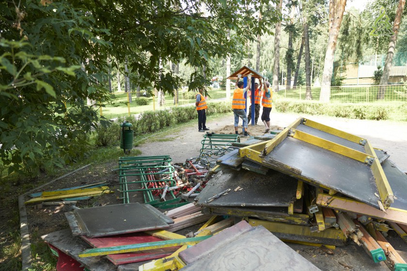 В Красногорске продолжается реконструкция детского городка «Сказочный»