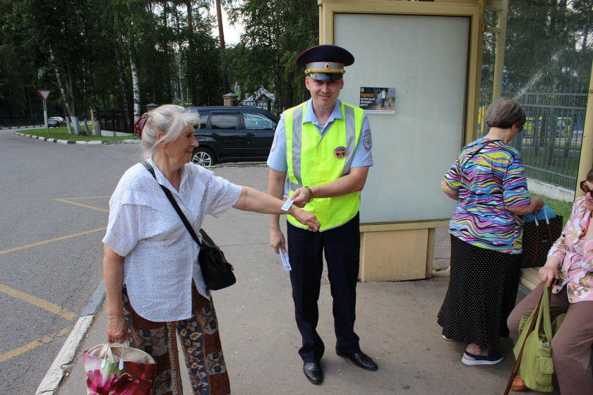 Автоинспекторы Красногорска в местах ожидания транспорта рассказывают жителям о пользе светоотражателей