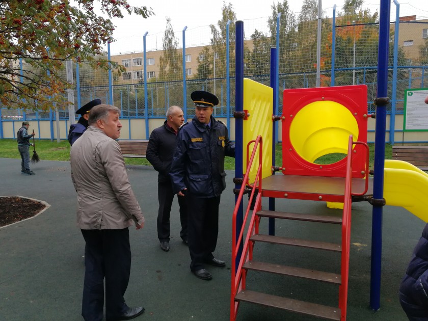 Госадмтехнадзор проверил новые детские площадки в Нахабино
