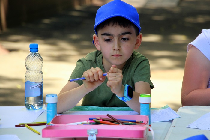 В Доме культуры «Луч» продолжается фестиваль-конкурс детских рисунков «Цвета подмосковного лета».