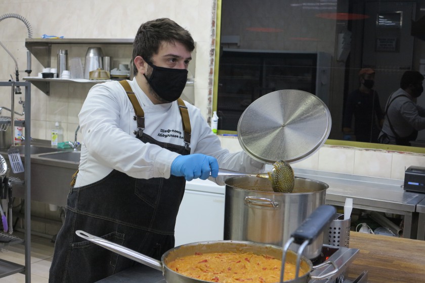 Красногорское кафе передает волонтерам горячие обеды