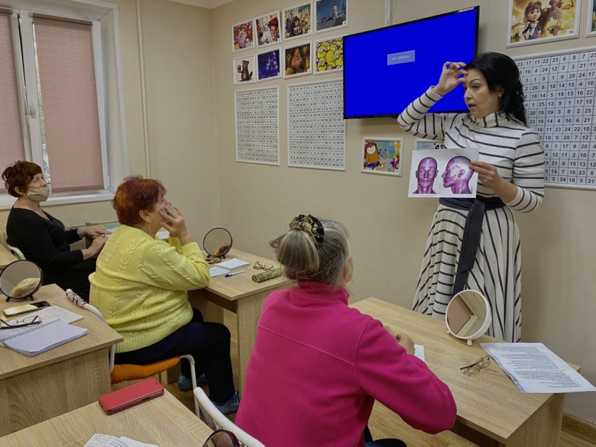 Уроки красоты проводят в Красногорске для участниц клуба «Активное долголетие»