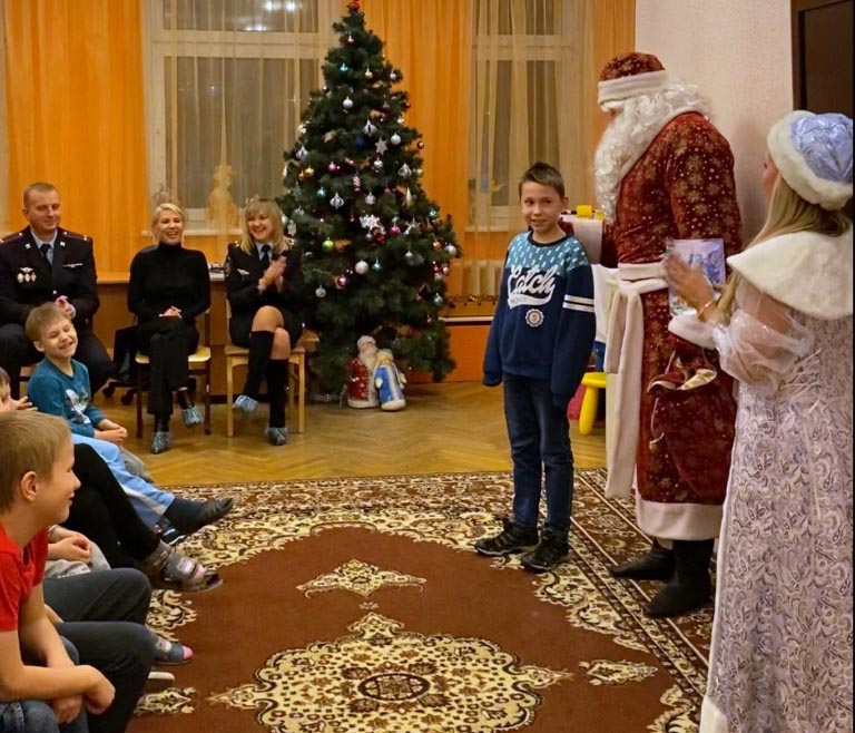 В Красногорске полицейские и общественники провели акцию «Полицейский Дед Мороз» для воспитанников социально-реабилитационного центра
