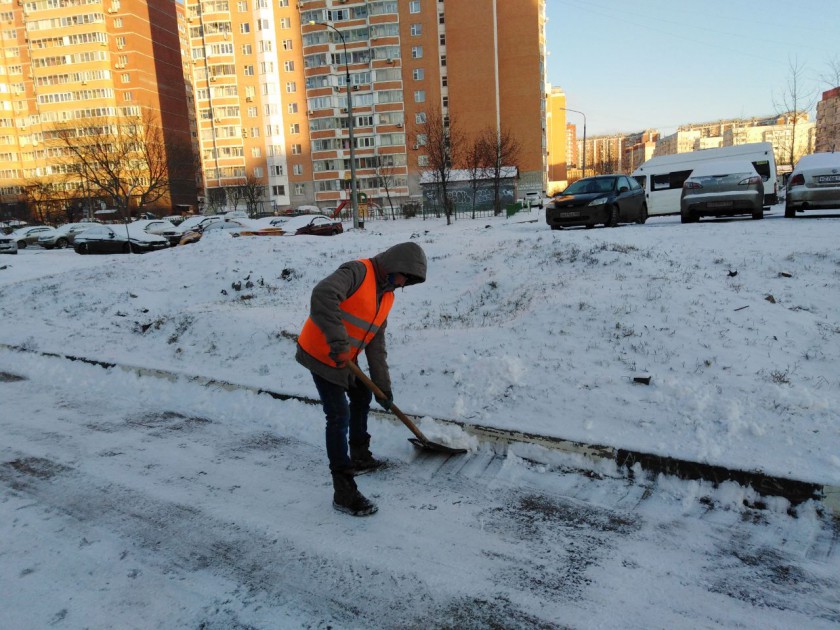 В Красногорске идет уборка снега и наледи