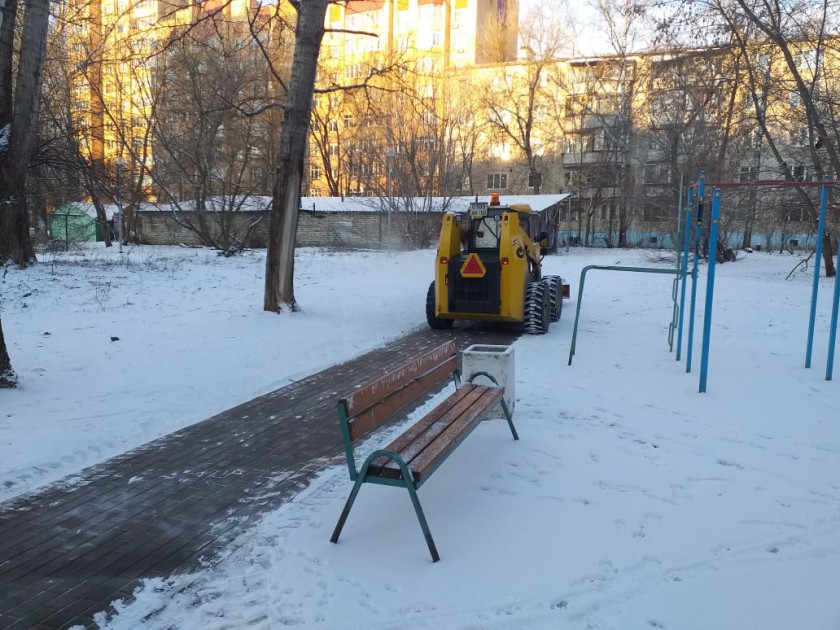 В Красногорске идет уборка снега и наледи
