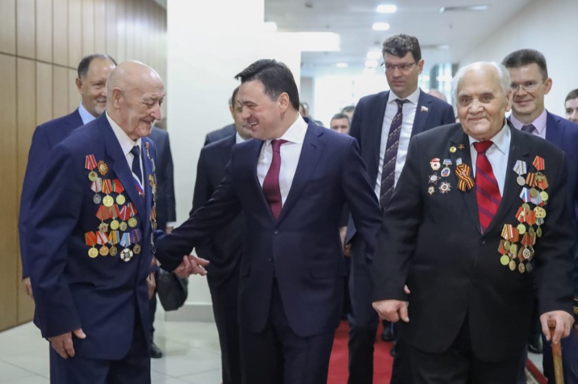 Губернатор Подмосковья вручил награду красногорскому военнослужащему