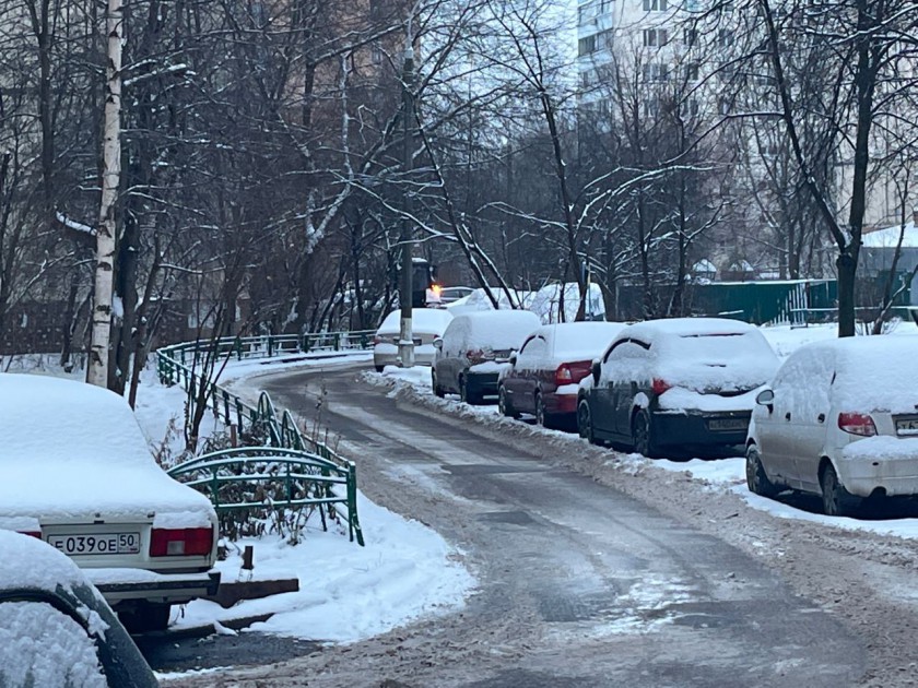 Коммунальные службы Красногорска чистят дороги от снега