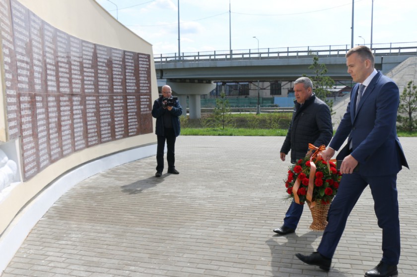 Корзины с цветами возложили к мемориалам в Нахабино в преддверии 9 мая