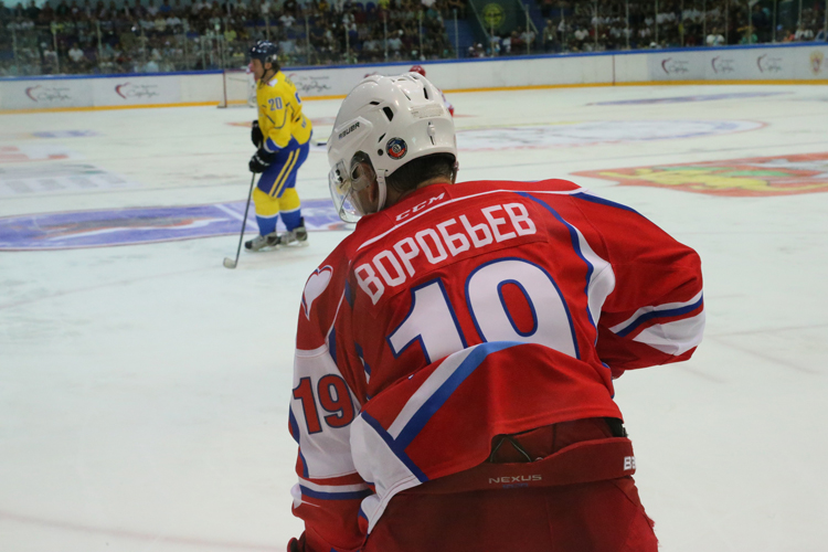 Глава Подмосковья принял участие в благотворительном хоккейном матче в рамках акции «От чистого сердца»