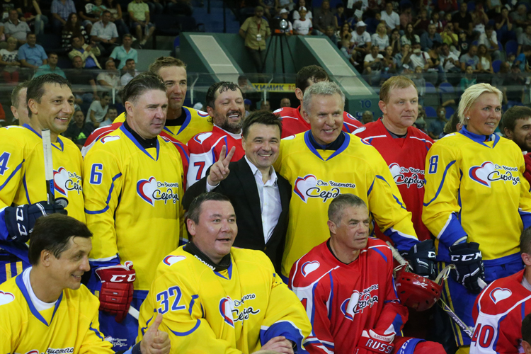 Глава Подмосковья принял участие в благотворительном хоккейном матче в рамках акции «От чистого сердца»