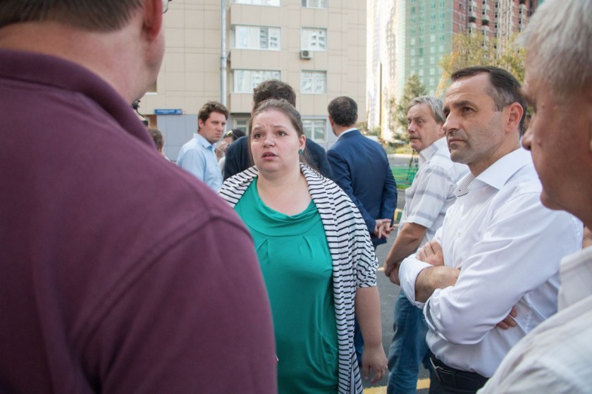 Михаил Сапунов встретился с участниками конфликта вокруг долгостроя на Павшинском бульваре