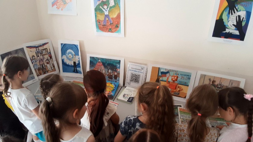 Неслучайные штрихи»: передвижная выставка Мособлизбиркома открылась в Центральной библиотеке Красногорска
