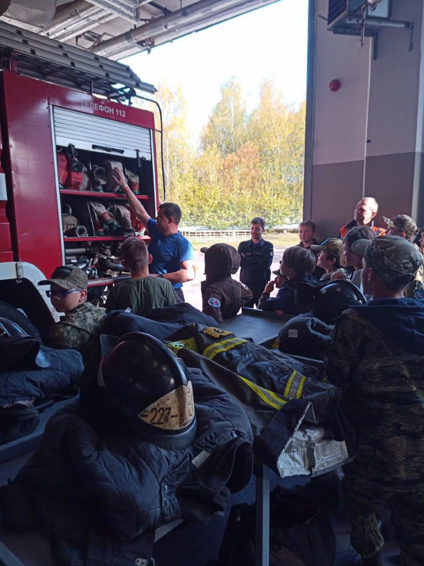 Ученики из Химок приехали на экскурсию в Красногорскую пожарно-спасательную часть