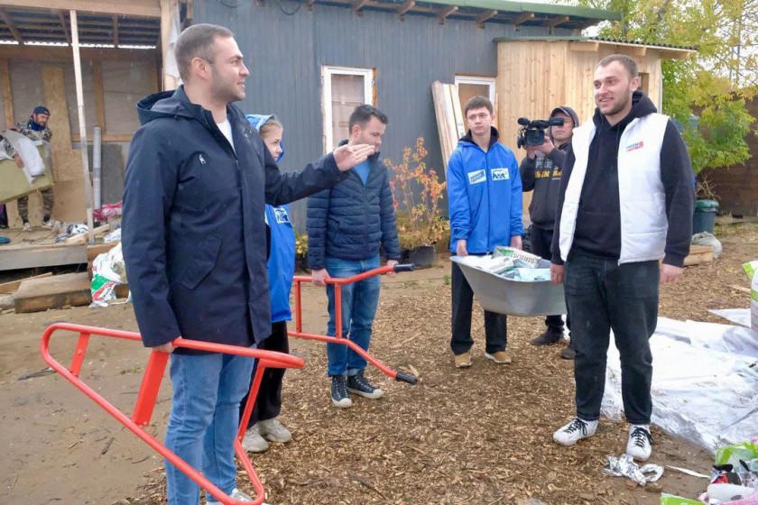Активисты Красногорска посетили приют для животных «Лохматый ангел»