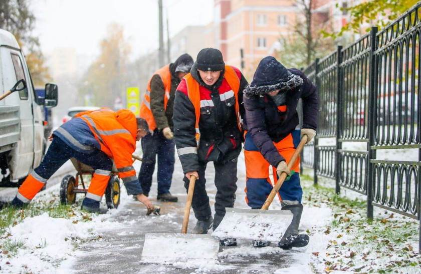 Коммунальные и дорожные службы Красногорска вышли на борьбу с первым снегопадом