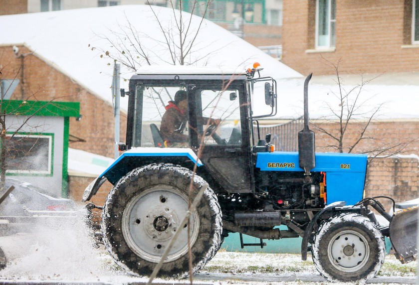 Коммунальные и дорожные службы Красногорска вышли на борьбу с первым снегопадом