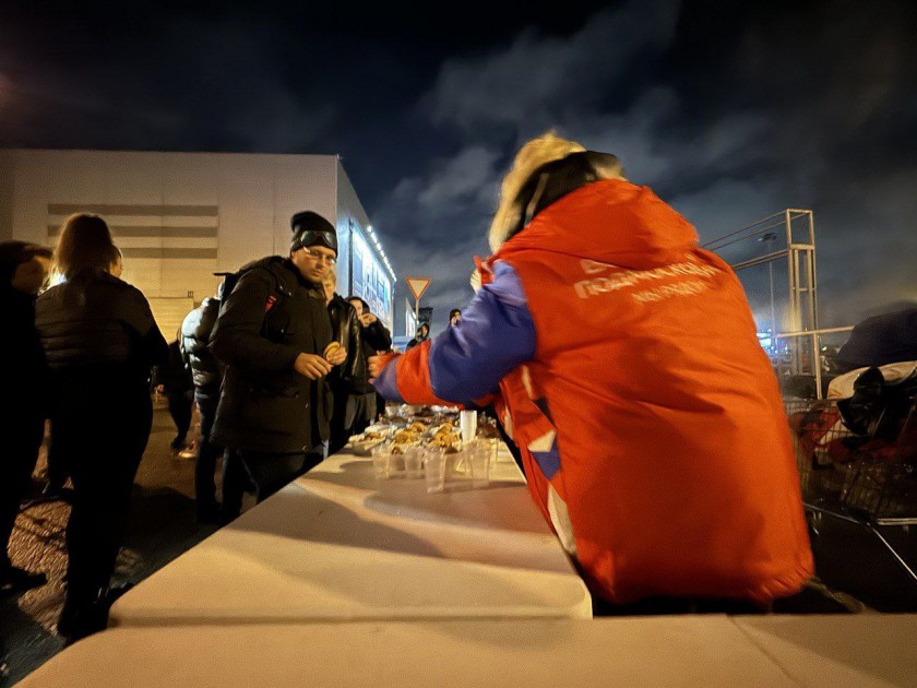 Волонтеры раздают горячий чай у народного мемориала