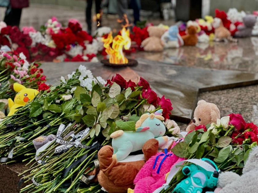 У мемориала на «Красной горке» неравнодушные красногорцы почтили память погибших и пострадавших в трагедии «Крокус Сити Холл»