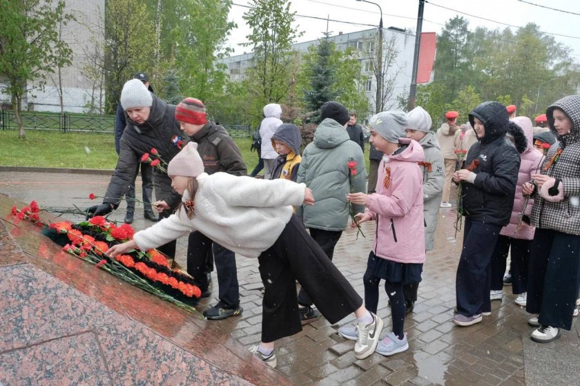 Красногорцы возложили цветы к памятнику в честь 300-летия инженерных войск в поселке Нахабино и почтили память погибших героев минутой молчания