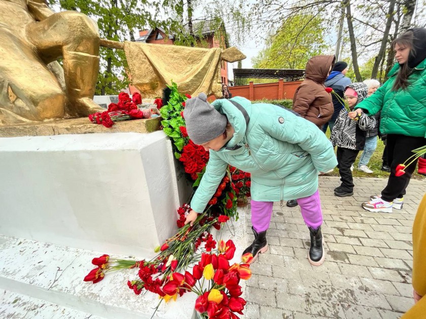 Жители села Петрово-Дальнее и деревни Захарково возложили цветы на Мемориале памяти воинам-односельчанам и возле памятника землякам