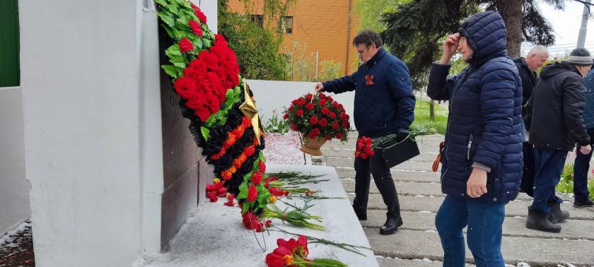 Жители деревни Гольево возложили цветы у памятника односельчанам, павшим в Великой Отечественной Войне