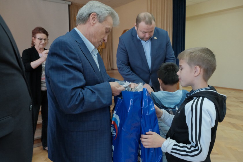 Благотворительную акцию «Собери ребёнка в школу» провели депутаты Красногорска