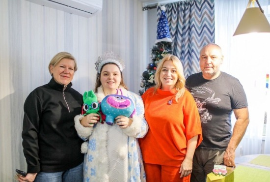 Первый заместитель главы городского округа Красногорск Наталья Тимошина поздравила Варю Костылёву с наступающим Новым годом и Рождеством