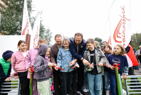 Дмитрий Волков и Сергей Колунов открыли губернаторскую детскую площадку на улице Народного Ополчения