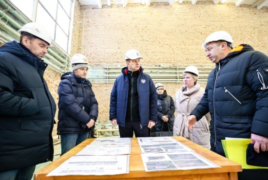 Дмитрий Волков проверил ход капремонта спортивной школы олимпийского резерва по баскетболу