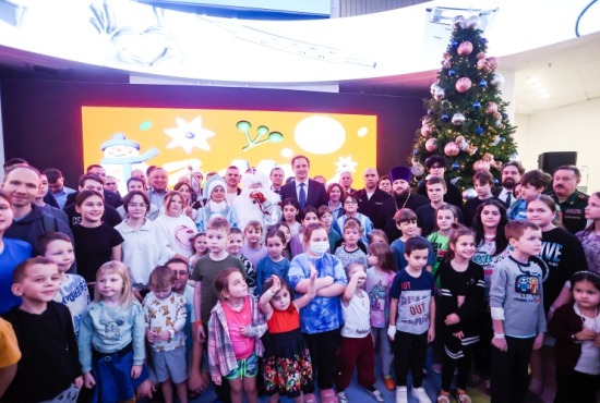 Дмитрий Волков принял участие в акции «Елка желаний» в Детском научно-клиническом центре им. Рошаля