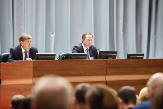 Дмитрий Волков провел оперативное совещание по подготовке к 1 сентября и завершению работ по модернизации соцобъектов