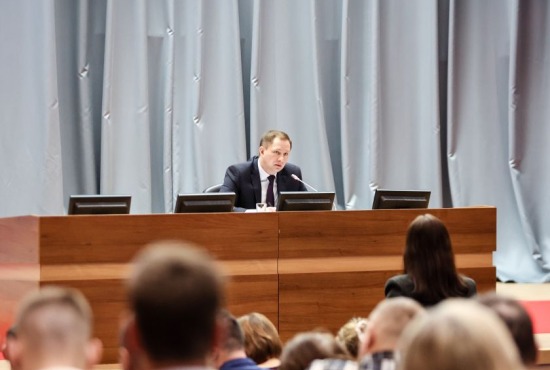 Дмитрий Волков провел оперативное совещание, на котором обозначил приоритетные задачи: очистка кровель, подготовка к Масленице и Дню защитника Отечества