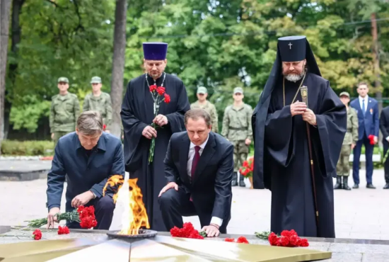 В день 94-летия Красногорска Дмитрий Волков возложил цветы к монументу на «Красной горке»