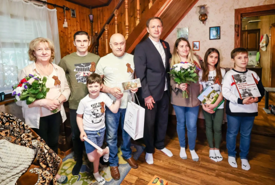 Дмитрий Волков поздравил семью героя СВО Романа Романова с Днем Великой Победы