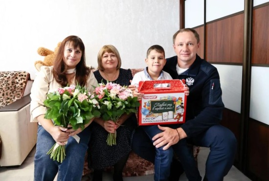 Дмитрий Волков навестил семью героев СВО и поздравил первоклассника с Днем знаний